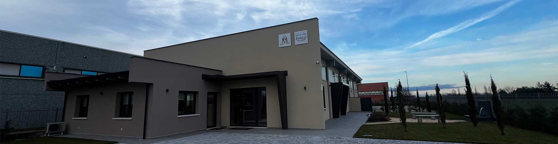 Esterno casa funeraria Caldera Esterno casa funeraria Caldera